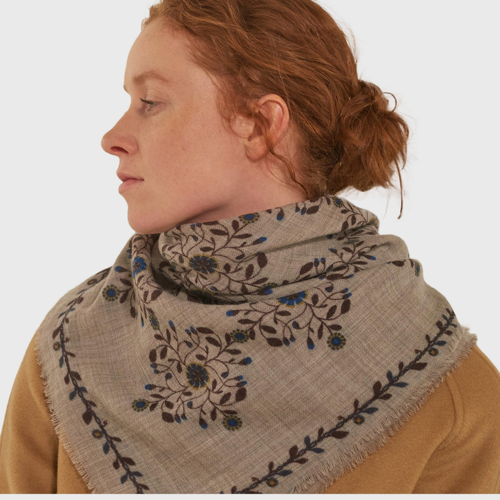 Moismont foulard no. 685 retro design to keep you warm on cold winter days and wear with your trench