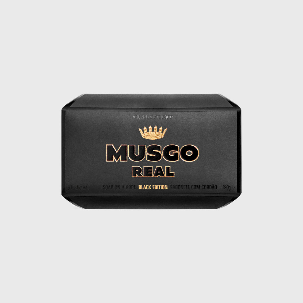 claus porto musgo real black edition soap on a rope Bergamot, lemon, juniper berries Cacao, nutmeg, cardamom Vetiver, patchouli, cedar, tonka bean Made in Portugal.