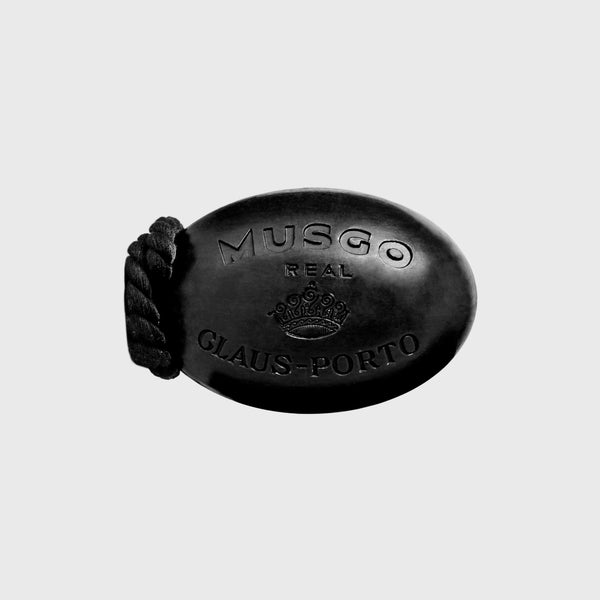 claus porto musgo real black edition soap on a rope Bergamot, lemon, juniper berries Cacao, nutmeg, cardamom Vetiver, patchouli, cedar, tonka bean Made in Portugal.